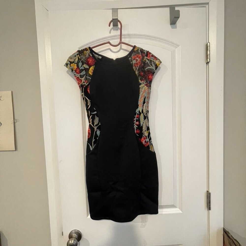Fitted Black Floral Minidress🖤💐